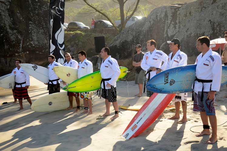 Pratiquants de jiu-jitsu et planches de surf sur la plage